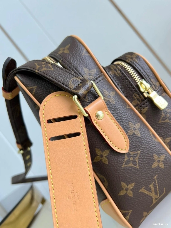 WIS VUITTON LOUIS MESSENGER 1006